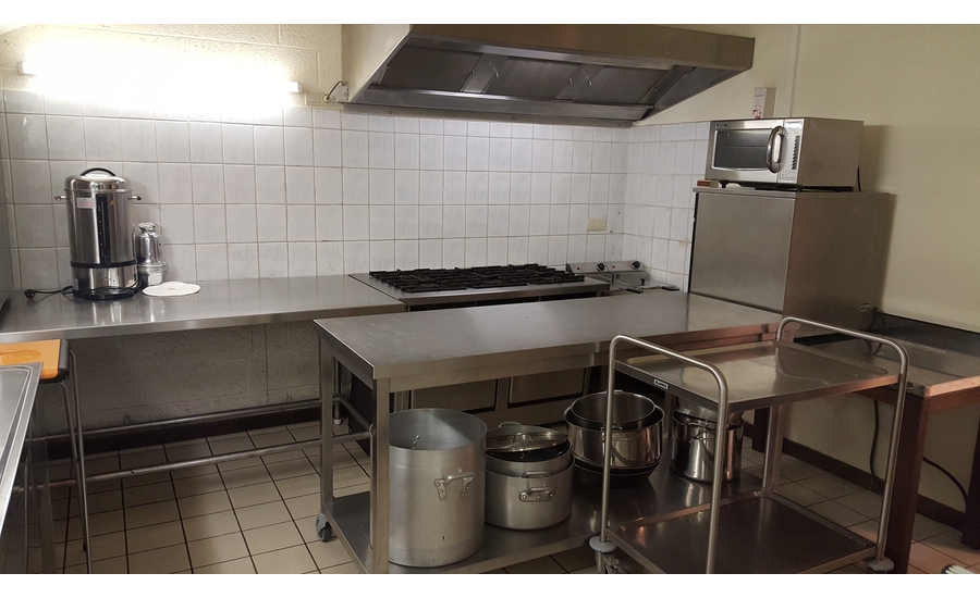 Les cuisines : table de travai, casseroles, samovar, four, micro-onde, cuisinière au gaz, friteuses, hotte